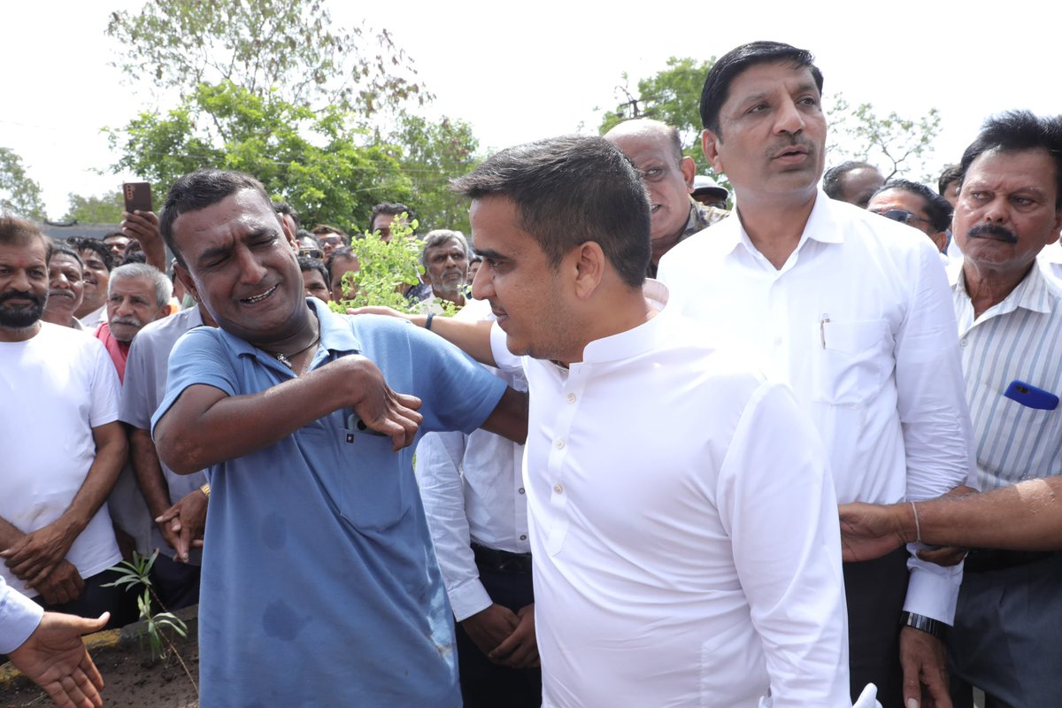 sanghaviharsh's tweet photo. રાજકોટની વિકાસ યાત્રાનો એક મહત્ત્વનો મુકામ ! 🛣️

​આજે 'રંગીલા' રાજકોટના જામનગર રોડ પર ��વનિર્મિત ભવ્ય 4-લેન રેલવે ફ્લાયઓવર બ્રિજનું લોકાર્પણ કર્યું. શહેરના ટ્રાફિક નિવારણ અને ઈન્ફ્રાસ્ટ્રક્ચર માટે આ એક ખૂબ જ મહત્ત્વનું વિકાસ કાર્ય છે.

​માનનીય વડાપ્રધાન શ્રી @narendramodi સાહેબના માર્ગદર્શન હેઠળ અને માનનીય મુખ્યમંત્રી શ્રી ભૂપેન્દ્રભાઈ પટેલજીના નેતૃત્વમાં સરકાર ગુજરાતના છેવાડાના માનવી સુધી આધુનિક સુવિધાઓ પહોંચાડવા અને તેમના જીવનને વધુ સરળ બનાવવા માટે હરહંમેશ કટિબદ્ધ છે. આ નવો બ્રિજ રાજકોટવાસીઓના સમય અને ઈંધણની બચત કરશે અને શહેરી વિકાસને વધુ ગતિ આપશે.

​રાજ��ોટ મહાનગરપાલિકા દ્વારા આ મહત્ત્વકાંક્ષી પ્રોજેક્ટને સફળતાપૂર્વક પૂર્ણ કરવા માટે ટીમને ખૂબ-ખૂબ અભિનંદન. નવનિર્મિત બ્રિજ રાજકોટના વિકાસમાં નવો સીમાચિહ્ન રૂપ બની રહેશે તેવો પૂર્ણ વિશ્વાસ છે.