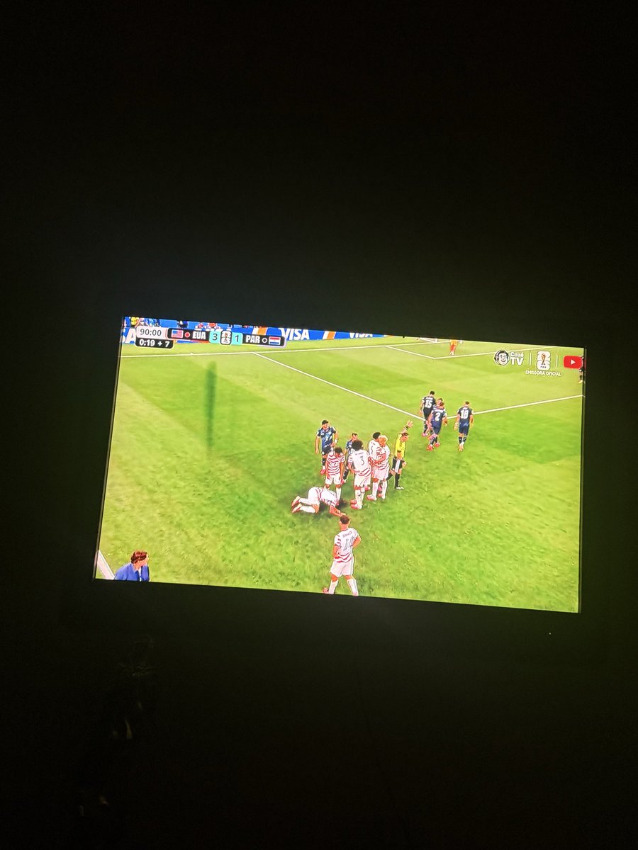 junho71's tweet photo. 🇺🇸 EUA 4 x 1 Paraguai 🇵🇾 

1º tempo assustador do país do soccer, Paraguai completamente perdido. no 2º tempo até melhorou mas o EUA pouco pressionado só administrou, eles tem um time bom!! jogadores relevantes, Pulisic, Balogun, McKennie, Robinson, Dest...

Destaque: Balogun 🇺🇸 https://t.co/mwFc1ulwrf