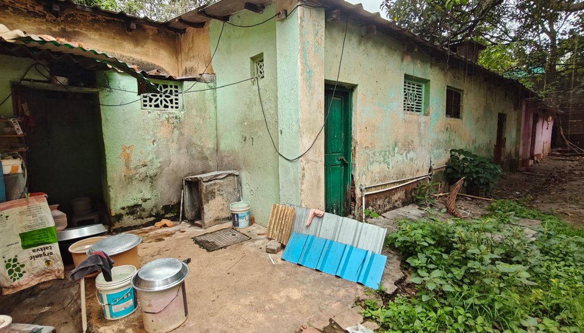 AshwiniMS_TNIE's tweet photo. Every time a new CM takes charge, official residence undergo repairs &amp; renovation, now @DKShivakumar set to move into 160 yr old KumaraKrupa bungalow. Just a few yards away, govt staff quarters remain neglected, with residents residing under leaky roofs
 https://t.co/QEp7aBGOzr https://t.co/Oac1oysRPQ