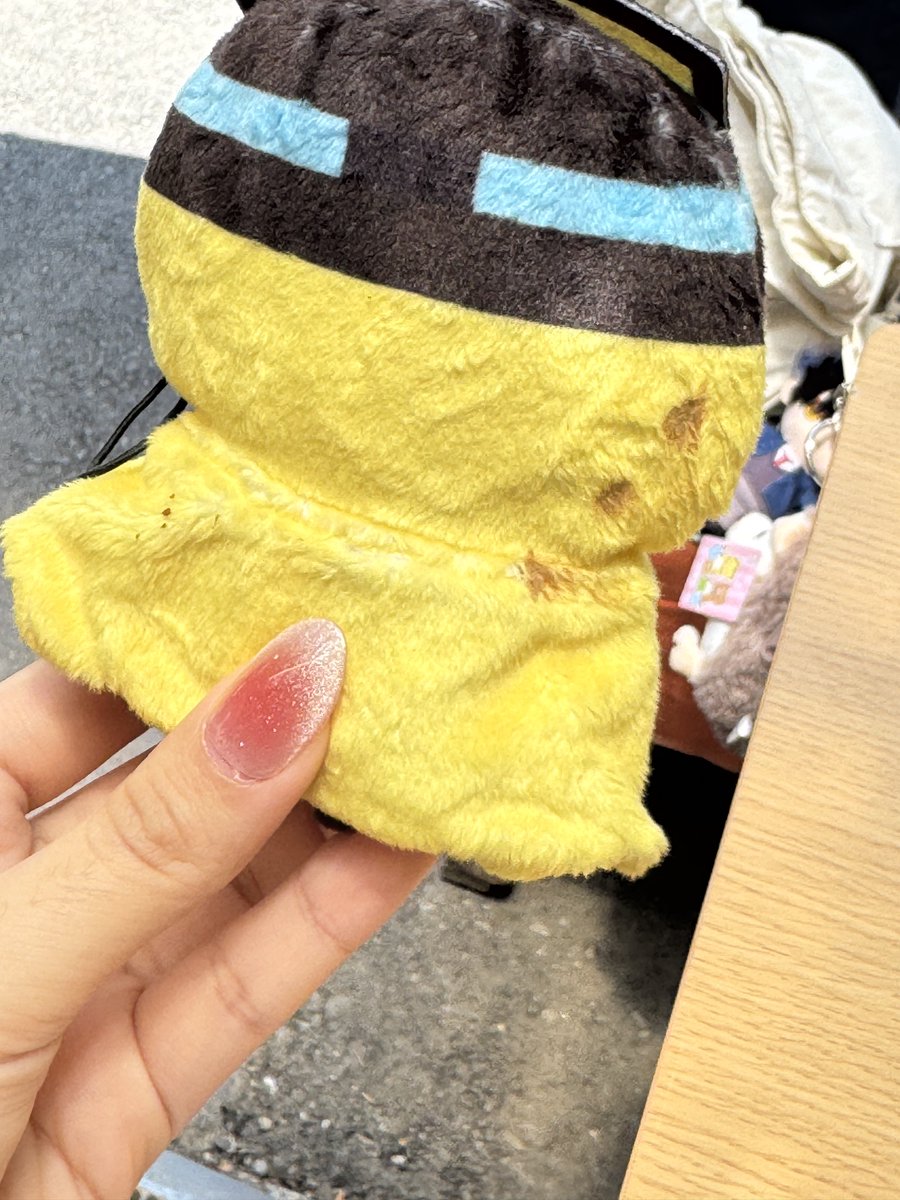 shiftarakawa's tweet photo. oshikatsu horror story 😭😭😭😭😭😭😭😭 theres also choco in the front FAKKKK https://t.co/HpqeOykTyO