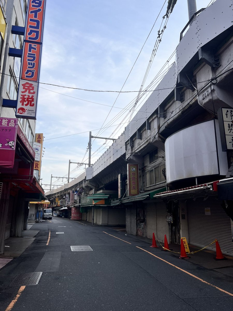 circlepopcorn's tweet photo. 早朝の無人な上野御徒町界隈からしか味わえない空気ってたしかにあると思うんですよ。
これをわかる人っているかなぁ…… https://t.co/gn1FjJDjd9