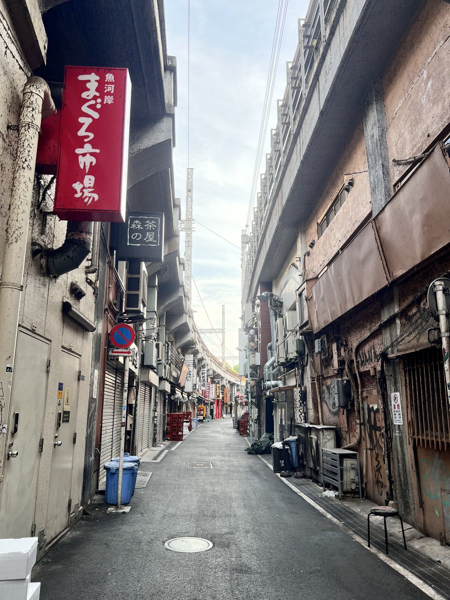circlepopcorn's tweet photo. 早朝の無人な上野御徒町界隈からしか味わえない空気ってたしかにあると思うんですよ。
これをわかる人っているかなぁ…… https://t.co/gn1FjJDjd9