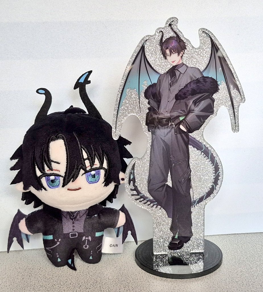 ocatsummer's tweet photo. デビルレンくん届いた!
グリッターがキラキラで良いアクスタ🛸💚
マスコットはぱぺと同じくらいでかわいい~
#DevilsInvitation
#RenZotto https://t.co/IBHMfAvh0O