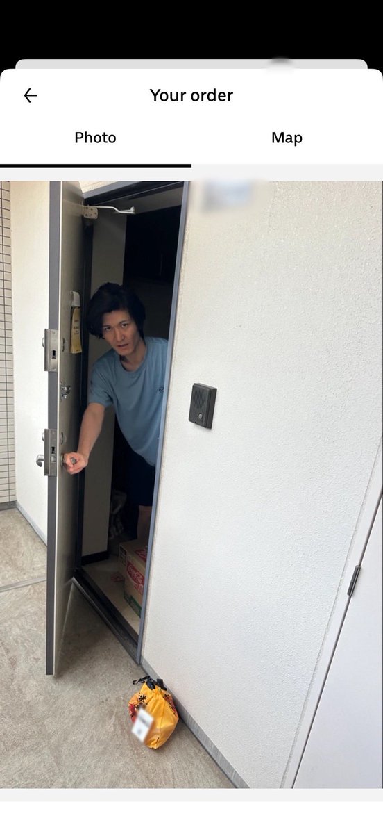 mattyan_katyo's tweet photo. Uber Eatsの置き配の証拠写真撮る瞬間にドア開けちゃった。
撮り直せよ！！！！！！！！！！！！ https://t.co/sJbgcjzh0c
