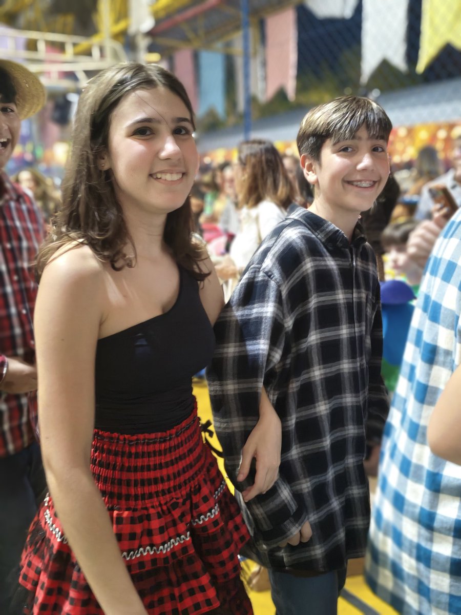 JCBussular's tweet photo. Uma noite memorável, de muita alegria e realizações, vendo nosso filho crescendo com vitalidade e beleza que só os jovens adolescentes possuem. Quadrilha na Escola São Domingos. https://t.co/YUzLJPY4iN
