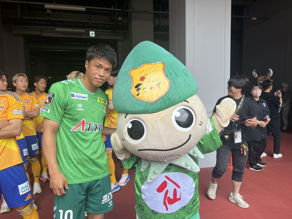 vanraure's tweet photo. オープニングセレモニー👏

 #澤上竜二 選手と #ヴァン太 が一緒に登場‼️

皆さん見てくれましたかぁ〜

#ＪリーグオールスターDAZNカップ
#ヴァンラーレ八戸 https://t.co/42CcWsUxZh