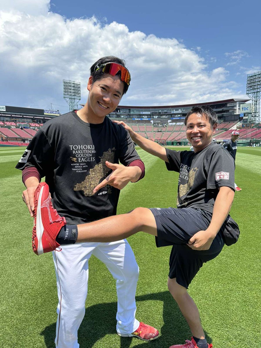 Rakuten__Eagles's tweet photo. 「疲れは足下からなんで。
これで疲れをとってほしいです😄」

#鈴木翔天 選手がトレーナーの皆さんに、
感謝の靴下をプレゼントしてました🎁

それぞれネーム入り🖊️✨

#RakutenEagles
#強鷲革新 https://t.co/vEr5cNuL5r