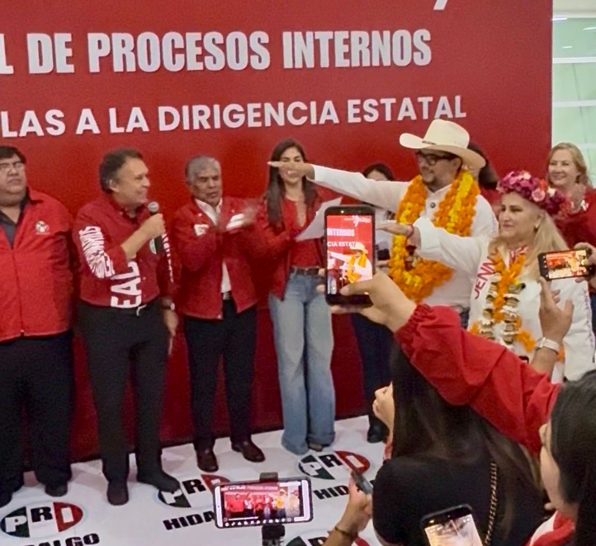 PRI_Nacional's tweet photo. En representación del presidente del PRI, @alitomorenoc, el secretario de Organización, @Jorge_Meade, tomó protesta a @MarcoMendoza_B como presidente y a Victoria Eugenia Méndez Márquez como secretaria general del @cdeprihidalgo.

Les deseamos el mayor de los éxitos en esta responsabilidad al servicio de la militancia hidalguense.