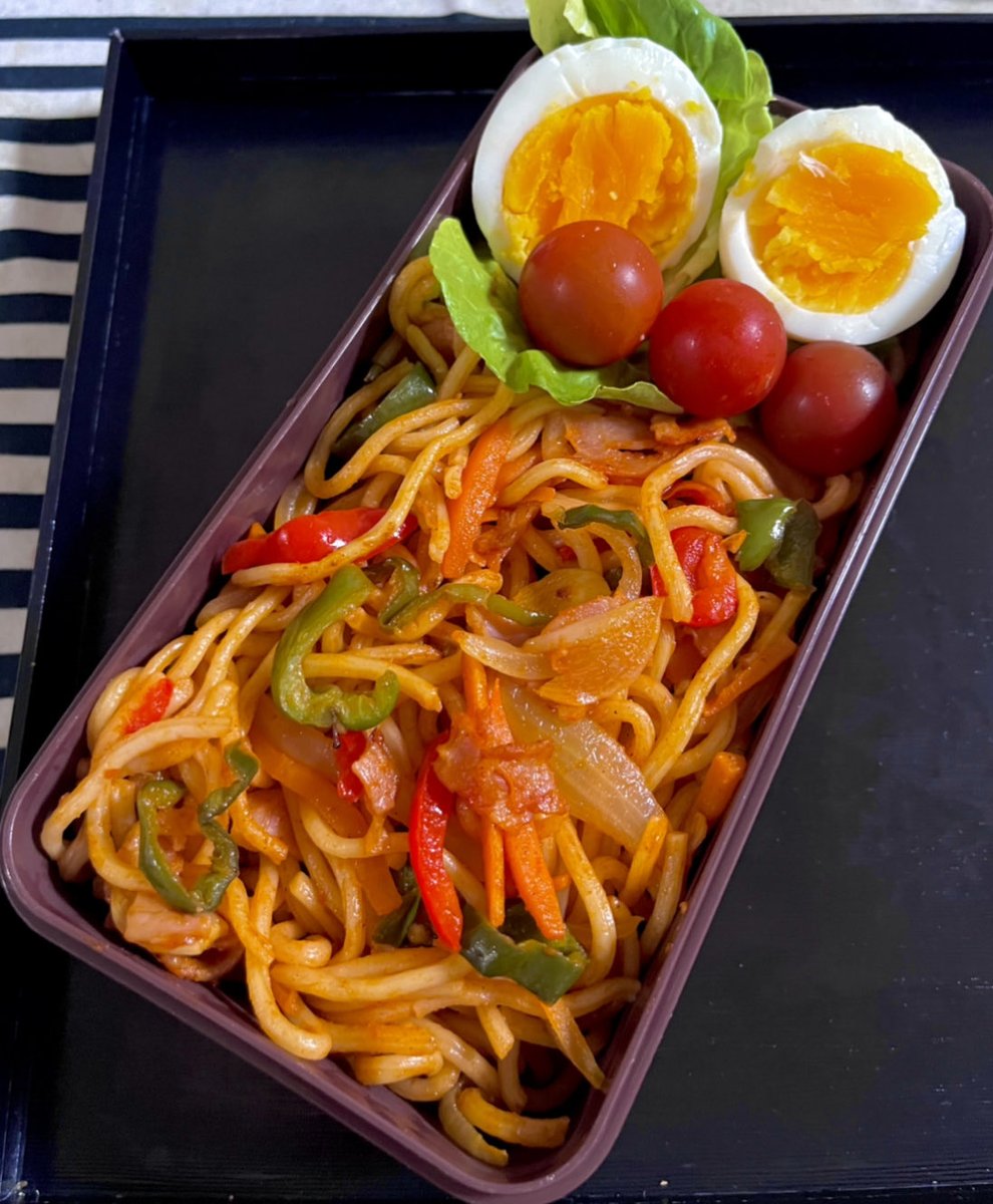 Robin34314742's tweet photo. 6.13 #今日のお弁当 🍱

📣急遽作ったのでﾊﾞｯﾀﾊﾞﾀのｷﾞｯﾘｷﾞﾘ~
 ゆで卵の切り口ﾎﾞｯﾛﾎﾞﾛ~
 ｻﾗﾀﾞﾅちぎってﾋﾞｯﾘﾋﾞﾘ~
 ﾌﾞﾛｯｺﾘｰ茹でる暇なくてﾄｯﾏﾄﾏ~🍅🍅🍅
 ﾘﾝｺﾞｳｻｷﾞもﾅｯｼﾅｼ~

🚩ナポリタン
🚩ゆで卵
🚩ミニトマト

#お弁当 #お弁当記録 #夫弁当 https://t.co/eqL12bHnKS