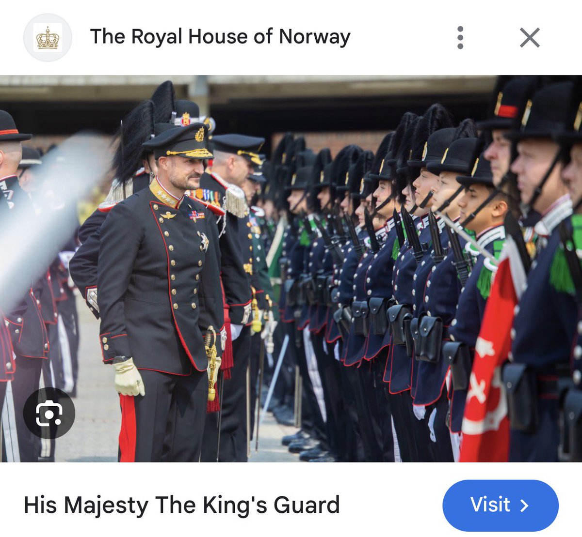 mochixpeach's tweet photo. @Milo5679 This is AI. Just look at their face. The King’s Guard of Norway wears navy blue uniforms https://t.co/nHz5rk1H5B