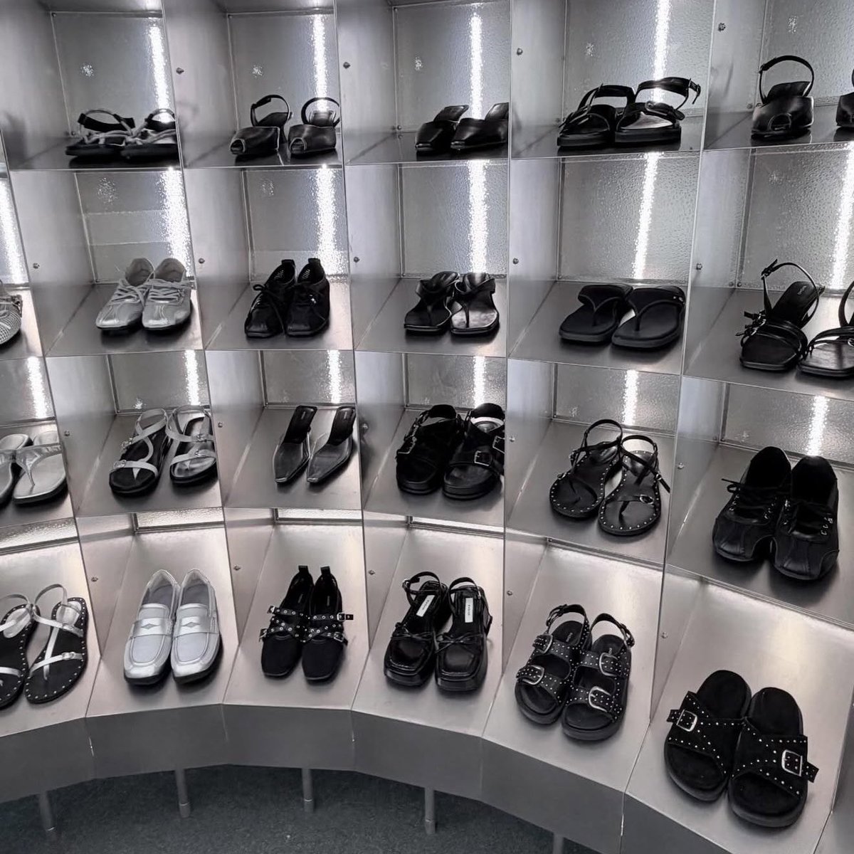 aik_ooooO's tweet photo. 韓国ソンスにある最近人気急上昇の靴屋さん🇰🇷🖤 サンダル、メリージェーン、ローファーが人気で、ミニマルだけど少しエッジの効いたデザイン多め.ᐟ.ᐟ Rockfishより大人っぽいから、アラサーでも手に取りやすい👞✨ https://t.co/zE1doDah8J