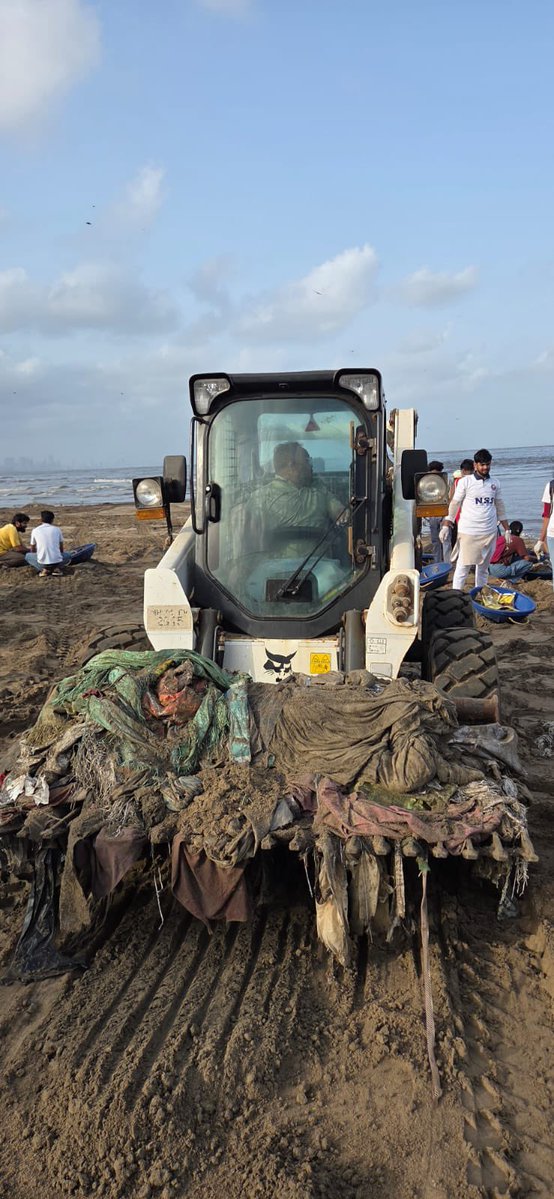 AfrozShah1's tweet photo. Week 587

Lovely morning at versova beach.

16000 kgs of marine debris plucked out.

Our bit. https://t.co/c86wSXeKbs