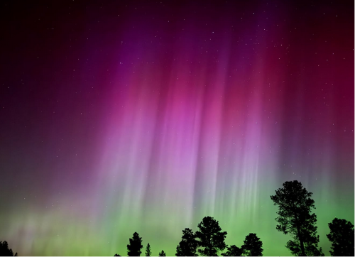 offthis_century's tweet photo. @stratosarah Aurora this time of year tends to be purple/blue with the sun not far below the horizon, June 22 2015 might be the best example of this, also June 1 2025 https://t.co/p2Xtsw4waU