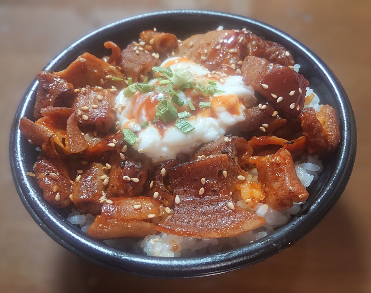 kitchen_hasetai's tweet photo. 本日は、チンジャラ会館様にて出店中！
本日のサービスメニューは、

「旨辛ホルモン丼」
「カシラ」
「しそ入りつくね」

となります。
皆様のご来店お待ちしております🙇 https://t.co/p82dzTJaPf