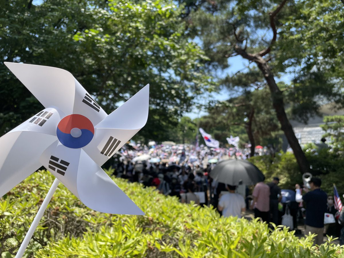 mola_mola44's tweet photo. 오늘 처음 나와봤는데 전 연령이 골고루 섞여있음. 도착한지 1시간 되어가는데 점점 사람이 많아지는 느낌. 
#부정선거 #재선거 #당일투표 #수개표 https://t.co/qWExAJOa20