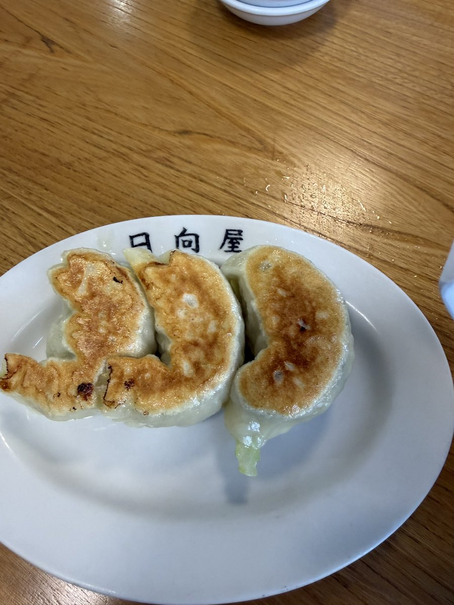 Shun343's tweet photo. ひたちなか二郎向かっていたら、休み...
到着前でよかった！
って事でエクストリーム移動して佐野ラーメンの日向屋さんにて昼メシです！
にんにくラーメン＋餃子3個
やっぱうめぇ！
途中味変のニンニクめっちゃうめぇ！
なんじゃコリャw
すんげぇ満足ごちそうさまです！ https://t.co/sfeoY4wGOz