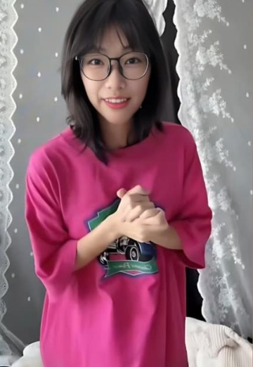 tldsurf's tweet photo. 推特最近又冒出一位卖情趣用品的顶流博主——谷鲤里！  她卖货的方式特别有创意，直接把情趣用品带货卷出了新高度。  
感觉都要比卯哥卖的还要大胆，有创意就有流量演绎得淋漓尽致 https://t.co/khO0tAMZQ8