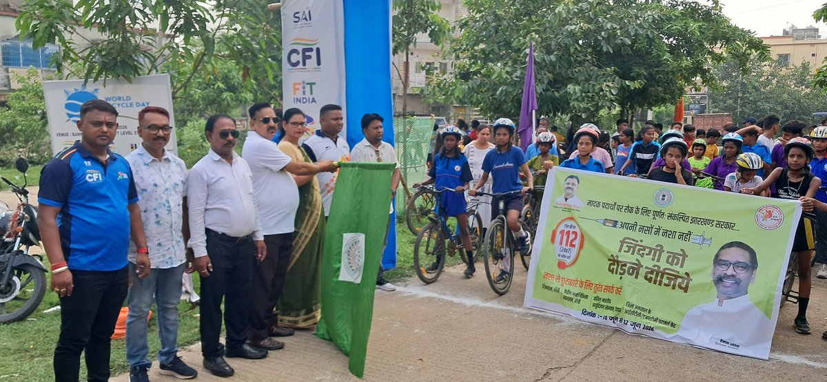 DSOSportsPakur's tweet photo. 🚴‍♂️ *"नशे से दूरी, सपनों से दोस्ती।"* 
13 जून 2026 को जिला स्तरीय बैंक कॉलोनी स्टेडियम में खेलकूद एवं युवा कार्य विभाग, झारखंड, रांची द्वारा आयोजित साइकिल रेस एवं मादक पदार्थों के दुरुपयोग जागरूकता कार्यक्रम में युवाओं ने नशा-मुक्त समाज का संदेश दिया। https://t.co/kFXw03S3Et