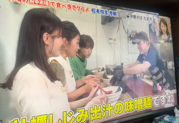 yoshiminepublic's tweet photo. 王様のブランチ、大東京綜合卸売センター（府中市場）回。たま河のラーメンをロケ無視で食らう松本玲生氏よかったw 僕はここの尾道背脂ラーメンが大好き。
うおよし、AND EATS、潟食も紹介。COCOROTUS、平次のおうどん、のんしゃらん食堂など美味しい店が多いよ。西東京の民は府中市場に行こう。 https://t.co/LspSKmnAVB