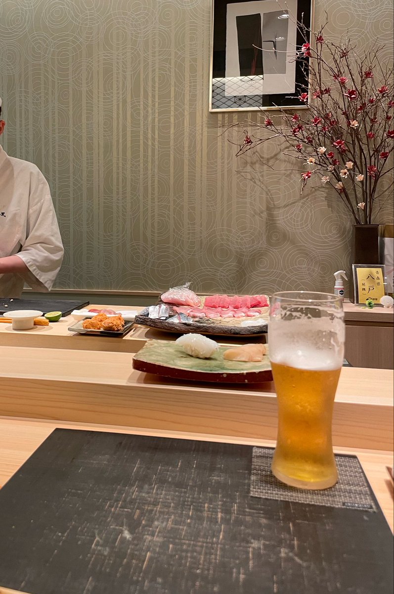 kenmmm1's tweet photo. 後輩達を連れてお寿司
もう15年ぐらいのお付き合いの大将
ここのお寿司以外食べられない様、調教されました。最高 https://t.co/N1x95ByKKq