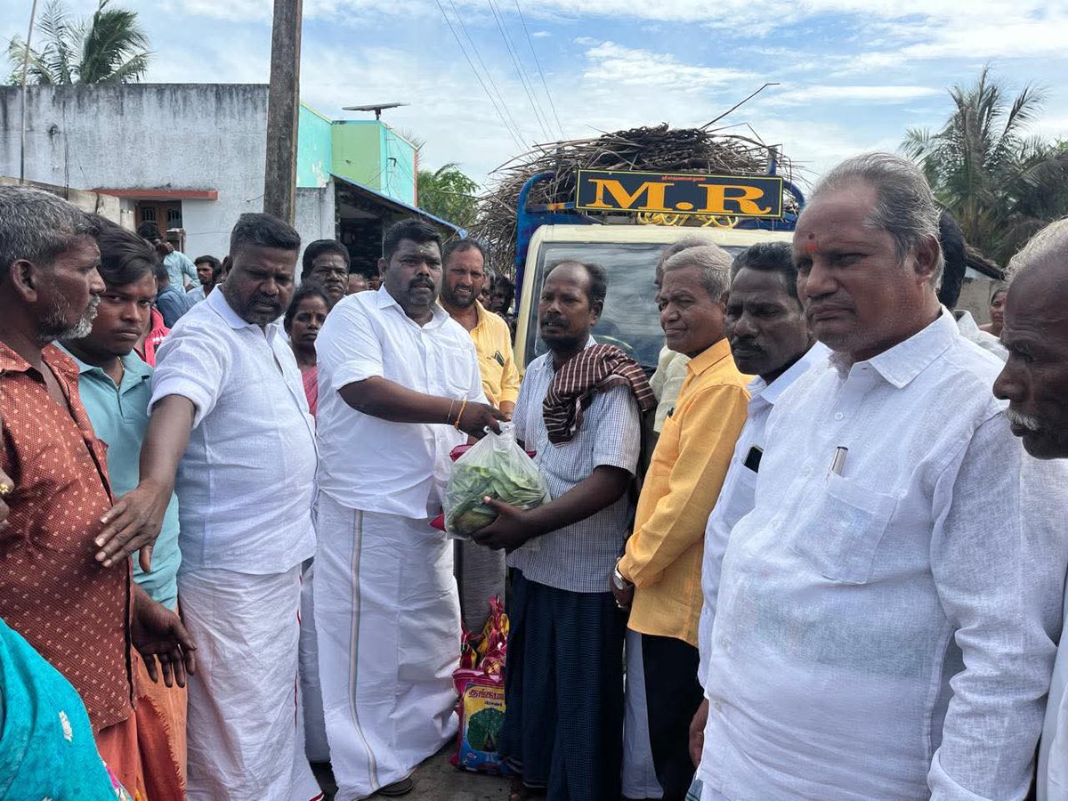 bala_ls's tweet photo. மன்னார்குடி மேற்கு ஒன்றியம், சவளக்காரன் பகுதியில் ஏற்பட்ட திடீர் தீ விபத்தில் ஏழு வீடுகள் முற்றிலும் எரிந்து சாம்பலாகின. இதனால் தங்களது வாழ்வாதாரத்தை இழந்து தவித்து வரும் அப்பகுதி மக்களை, https://t.co/PYbciCRZL8