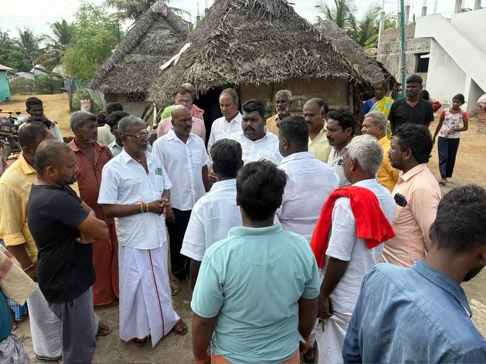 bala_ls's tweet photo. மன்னார்குடி மேற்கு ஒன்றியம், சவளக்காரன் பகுதியில் ஏற்பட்ட திடீர் தீ விபத்தில் ஏழு வீடுகள் முற்றிலும் எரிந்து சாம்பலாகின. இதனால் தங்களது வாழ்வாதாரத்தை இழந்து தவித்து வரும் அப்பகுதி மக்களை, https://t.co/PYbciCRZL8