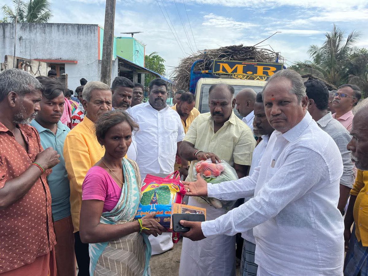 bala_ls's tweet photo. மன்னார்குடி மேற்கு ஒன்றியம், சவளக்காரன் பகுதியில் ஏற்பட்ட திடீர் தீ விபத்தில் ஏழு வீடுகள் முற்றிலும் எரிந்து சாம்பலாகின. இதனால் தங்களது வாழ்வாதாரத்தை இழந்து தவித்து வரும் அப்பகுதி மக்களை, https://t.co/PYbciCRZL8