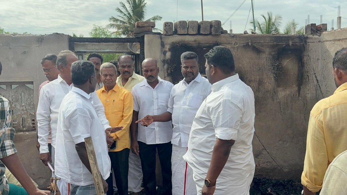 bala_ls's tweet photo. மன்னார்குடி மேற்கு ஒன்றியம், சவளக்காரன் பகுதியில் ஏற்பட்ட திடீர் தீ விபத்தில் ஏழு வீடுகள் முற்றிலும் எரிந்து சாம்பலாகின. இதனால் தங்களது வாழ்வாதாரத்தை இழந்து தவித்து வரும் அப்பகுதி மக்களை, https://t.co/PYbciCRZL8