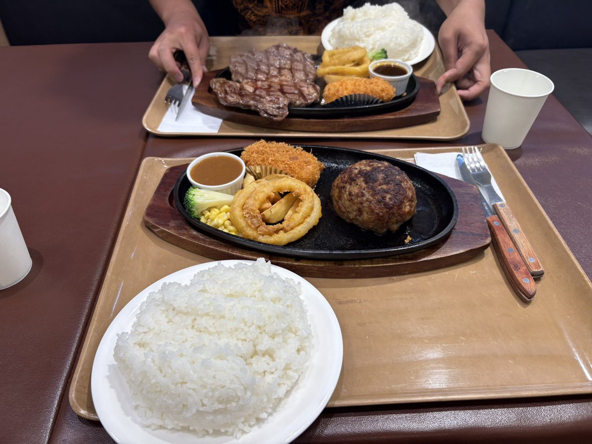 ECHOESTK's tweet photo. ビッグヨーサンの中のステーキ屋
ご飯大盛りにしたら本気の大盛りでした https://t.co/IN7PeXmMaq