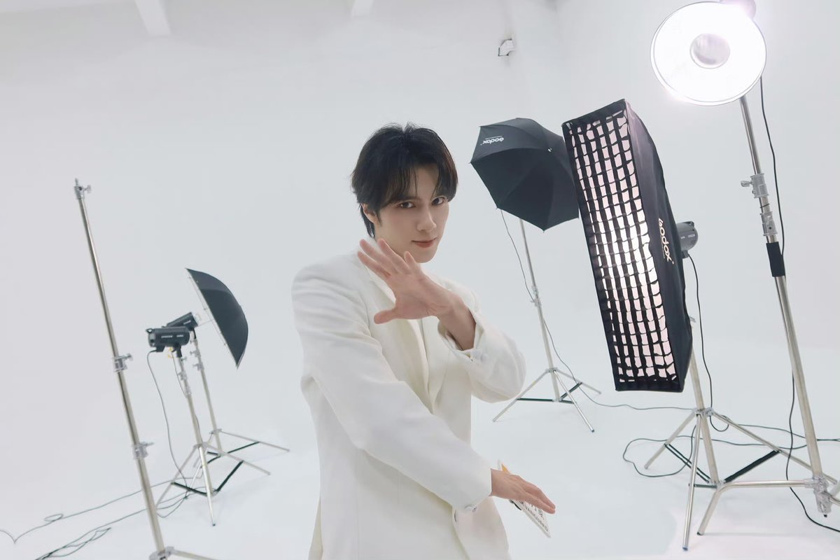 xiaojun_xdj's tweet photo. Hendery studio Weibo updated more CR Vanguard photoshoot photos https://t.co/TnZLeqgnPB