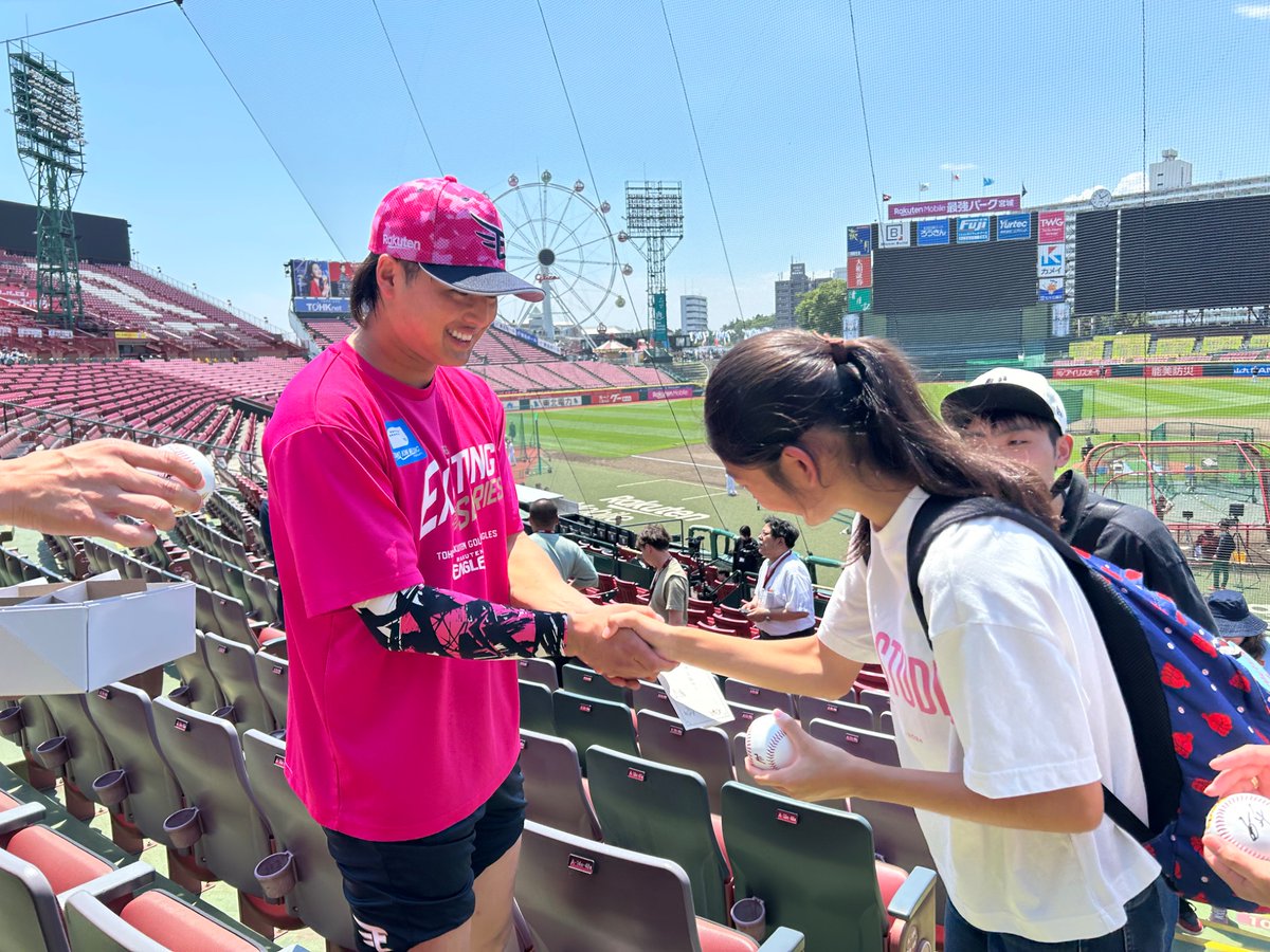 PanchoHidetake's tweet photo. #楽天 #黒川史陽 選手が13日の本拠地での試合に小児がんを経験した子どもと家族約30人を招待しました。試合前には質疑応答や写真撮影で交流して、1人1人にサインボールを渡しました。
#RakutenEagles https://t.co/UiOEOrnSkm