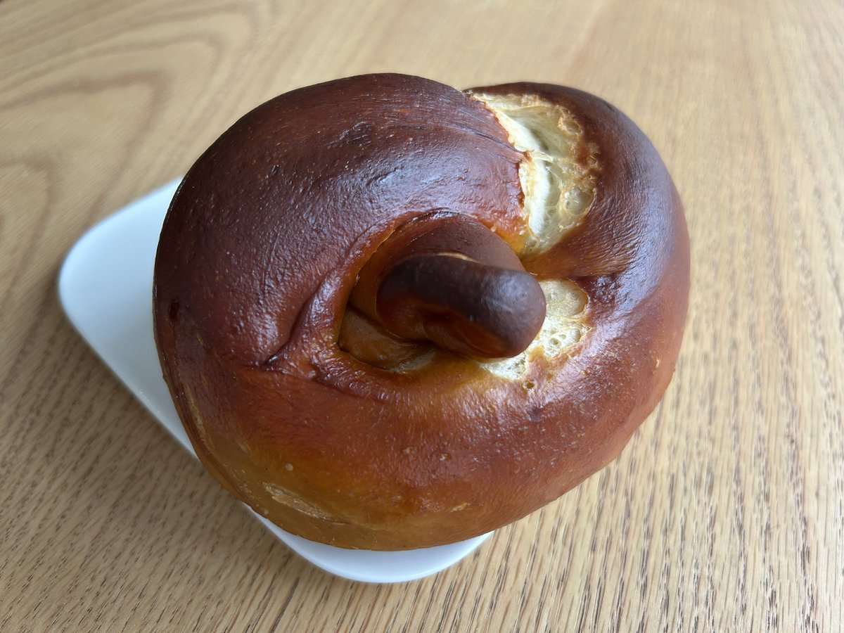 GermanBreadClub's tweet photo. ドイツに来ています。昨日はとあるパン店で格別に美味しいLaugenknoten（Knotenは結び目の意味）をいただきました。ポーリッシュなどを使い、美味しさが保たれる工夫をしてあります。焼きたてにバターを添えてだしてくれ、幸せ感いっぱいでした。 https://t.co/oRVgw6Xmm1