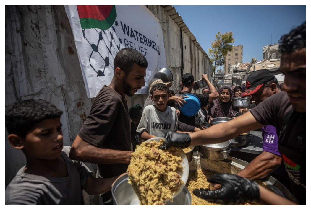francofontana43's tweet photo. A Gaza non è cambiato niente: la fame è ancora usata come un’arma
I valichi operano a singhiozzo: dall’inizio della cosiddetta «tregua», Israele ha autorizzato l’ingresso del 37% dei camion previsti dall’accordo
Le voci delle famiglie sfollate: «A volte consumiamo un solo pasto al giorno, altre volte niente. I bambini continuano a chiedere da mangiare, non so cosa rispondere»
Eman Abu Zayed
https://t.co/oVDStCuJQ5