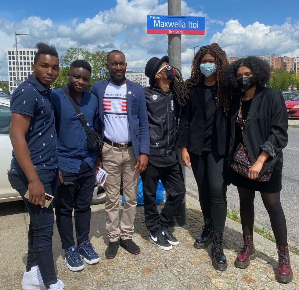 Szafarowicz2001's tweet photo. ‼️ Migranci pod specjalną opieką ❓

W Polsce powstała organizacja o nazwie Black Justice, która deklaruje wsparcie dla społeczności afrykańskiej i zachęcanie do „szerokiego otwarcia drzwi dla przybyszów z innych kultur”, głównie Czarnego Lądu.

Fundacja zajmuje się pomaganiem migrantom z Afryki w procesie osiedlania się w Polsce oraz walką z rasizmem i wszelkimi formami dyskryminacji. Według dostępnych informacji działalność Black Justice jest w całości finansowana przez międzynarodowe organizacje bezpośrednio powiązane z siecią fundacji George’a Sorosa. Zamierzam wnikliwie sprawdzić źródła i cele, na które są wydatkowane przez tę fundację publiczne środki.