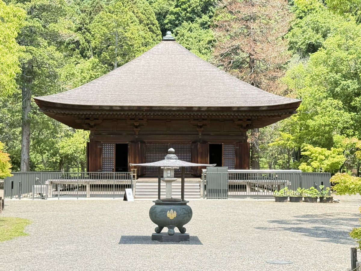 HyperTabigarasu's tweet photo. ずっと来てみたかった国宝・白水阿弥陀堂へ。新緑の中に佇むお堂と、朱色の橋のコントラストが本当に綺麗……！お天気にも恵まれて、すごく心が洗われる空間です🙏 https://t.co/k1wMDJ4iCC