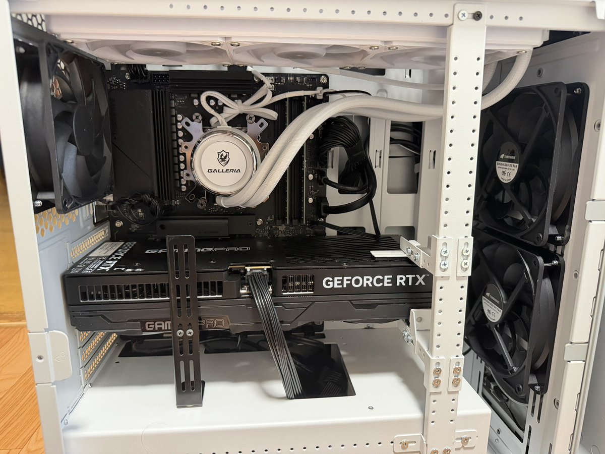 __uilf's tweet photo. 新pc来たから、SSD2個とHDD1個増設してセットアップ中 https://t.co/4qkL9EDB43