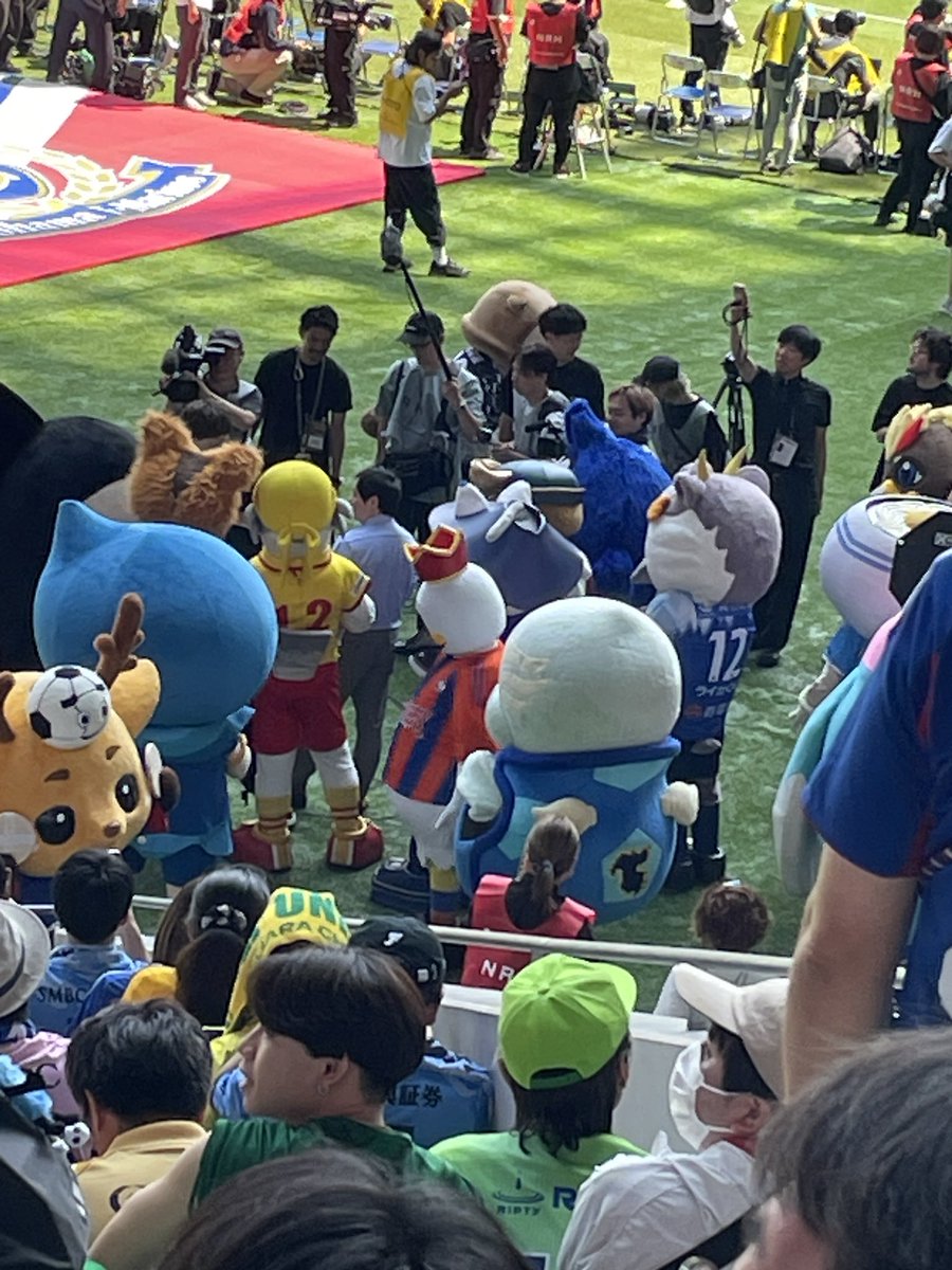 1astambassador's tweet photo. その後は急に落に落ち着きを見せ、
なんなら馴染めきれていない
雰囲気を出してます。笑 https://t.co/5lTdZRBwGi