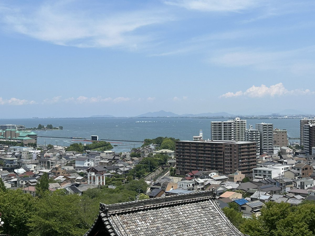 linklove's tweet photo. 今日はまず、
お隣り滋賀・大津までお出かけ
三井寺は広い
琵琶湖もデカい！ https://t.co/BQ1JOaluzR