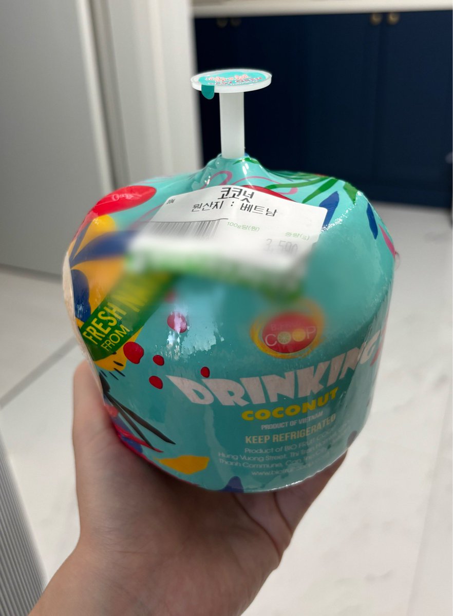 swanism_'s tweet photo. 어젯밤 코코넛 박살내기.. 🤣 그리고 오늘 손에 느껴지는 후유증.. 😂 https://t.co/2XFXmb56JH