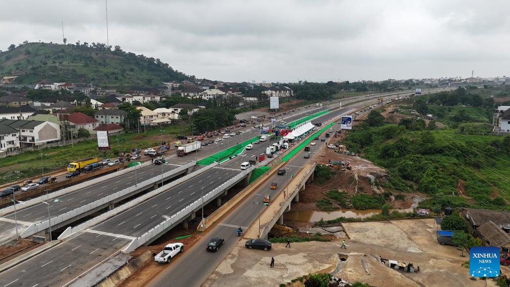 DGAfrica_MFA's tweet photo. New road, new opportunities! 🛣️
A key expressway has been competed in just 8 months in Abuja with the engineering skills of a Chinese firm. 
As HE Bola Tinubu, President of Federal Republic of Nigeria, put it, the expressway will help unlock Abuja's economic potentials by improving mobility, creating opportunities for businesses and enhancing the quality of life for residents.
#ChinaNigeria #Infrastructure #FOCAC #GlobalSouth