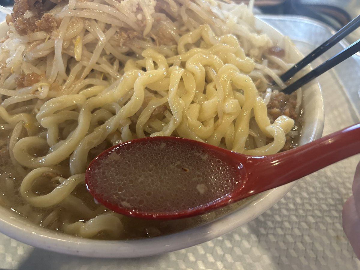 pig6699's tweet photo. 四代目梅富士ラーメン@深谷市
塩富士ラーメン🍜超特盛(3玉)+1玉、麺カタ🐷
今月、四代目になって二郎系になった梅丸ラーメン🍜
二郎系には珍しい加水率高めもモチモチ極太麺、塩スープは二郎系だけど優しい味で食べやすい、美味っ👍
汁完🙏
#四代目梅富士ラーメン #ラーメン #二郎系  #深谷市 https://t.co/Y8a5IyNvXG