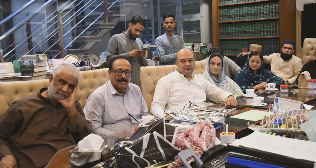 HarisGhouri89's tweet photo. سانحہ بلدیہ فیکٹری کیس میں تاریخی اور کامیاب فیصلے کے بعد ایم کیو ایم پاکستان کے سینئر مرکزی رہنماؤں نے بیرسٹر فروغ نسیم سے ملاقات کی، مقدمے کی مؤثر پیروی اور تاریخی کامیابی پر مبارکباد پیش کی۔
@allaboutmqm
@MQMPKOfficial
#MQMPakistan
@Farogh_NaseemPK
@alikhurshidi
@MaazMehboobb https://t.co/ILcVP3yZjs