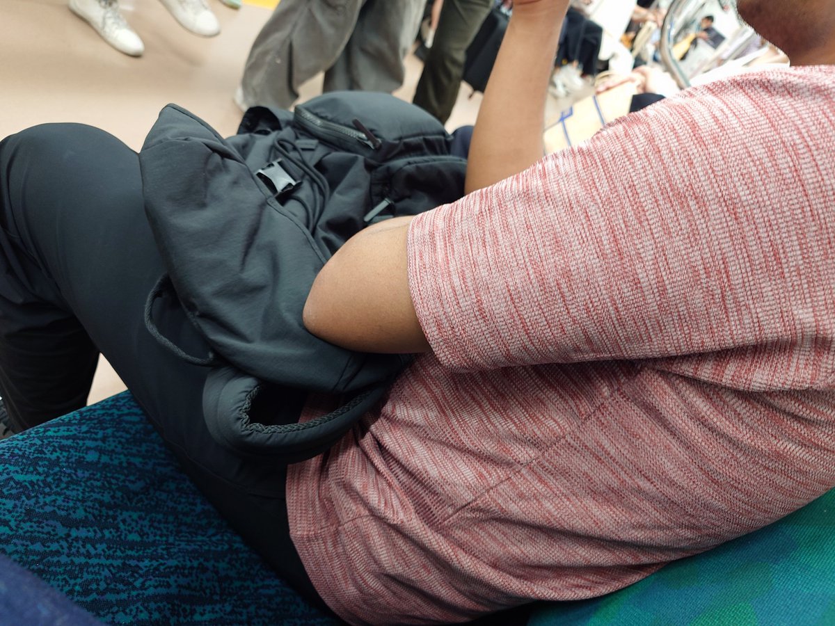 kammy1202_'s tweet photo. #最狂線なう
#無駄に脚を拡げて
#無駄に幅を取っている
#自分の領分も守れない
#行儀悪い悪い害国人 https://t.co/bK4e5ucSO4