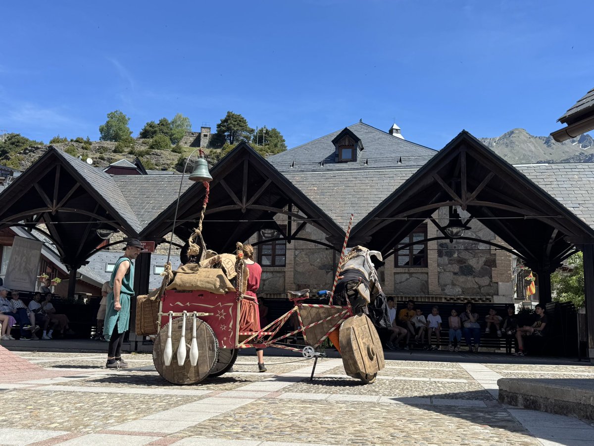apts_pirineum's tweet photo. Gozando en la XIV Feria de Brujas, Mitos y Leyendas del Valle de Tena, actuaciones bonitas con un tiempo espectacular. 🧙🏼🏔️

#brujastensinas https://t.co/EhBDA3w50W