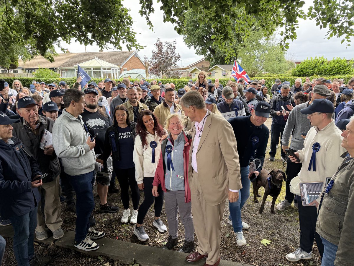 Gruodis80's tweet photo. Look at all those ‘Restore Bots ’ that only exist online apparently! 🤖

The Restore Britain Revolution is taking over Makerfield! Well done patriots! 🫡 🇬🇧 https://t.co/VJqo4xeIIY