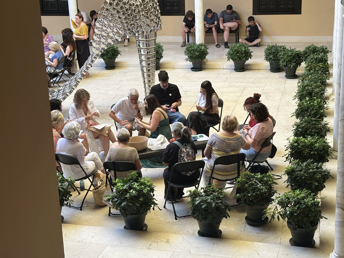mPICASSOm's tweet photo. 📸 Participantes de todos los niveles ya están haciendo sus labores en el patio del Museo, junto a la obra “Betty Boop”, de Joana Vasconcelos. https://t.co/HDddD43CZw