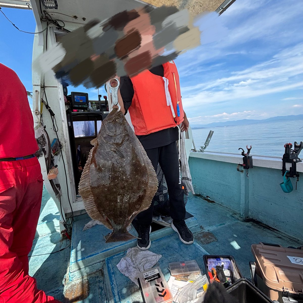 3nana77's tweet photo. お疲れ様でした
長男の釣り仲間も連れて行ってきました
大量も大量
子供達には自分で釣った魚+追加
自分たちのは、それぞれの実家、ママ友、友人達に配っり
まだまだいるので、パンパンの冷凍庫を何とかするしかないな… https://t.co/n25S19l2K2