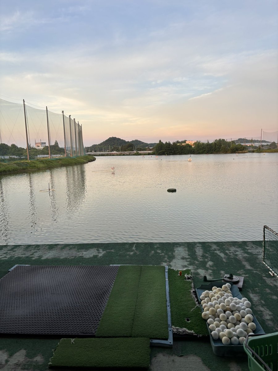 dec45454's tweet photo. ここのところ仕事が忙しくて練習できていなかったので、明日の関西ホーム月例会に向けて練習。アイアンは良い癖がついてきたけど、ドライバーがまだまだです。もうちょっと調節せねば！ https://t.co/J7qgZGyM22