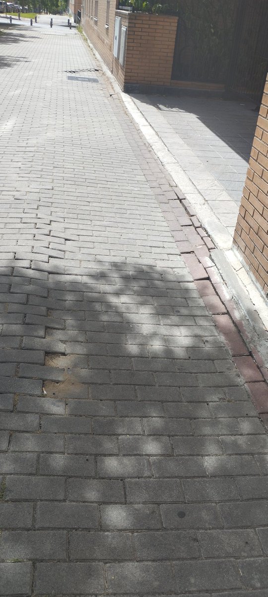 chuniman16's tweet photo. Hola @AytoLeganes. Hay varios adoquines sueltos, rotos y hundidos en la acera justo frente al portal de la Calle Móstoles, 26. Es un peligro para los peatones y puede causar caídas. ¿Podrían revisarlo y arreglarlo? Adjunto foto de la zona afectada. Gracias. https://t.co/2OkW20p9MR