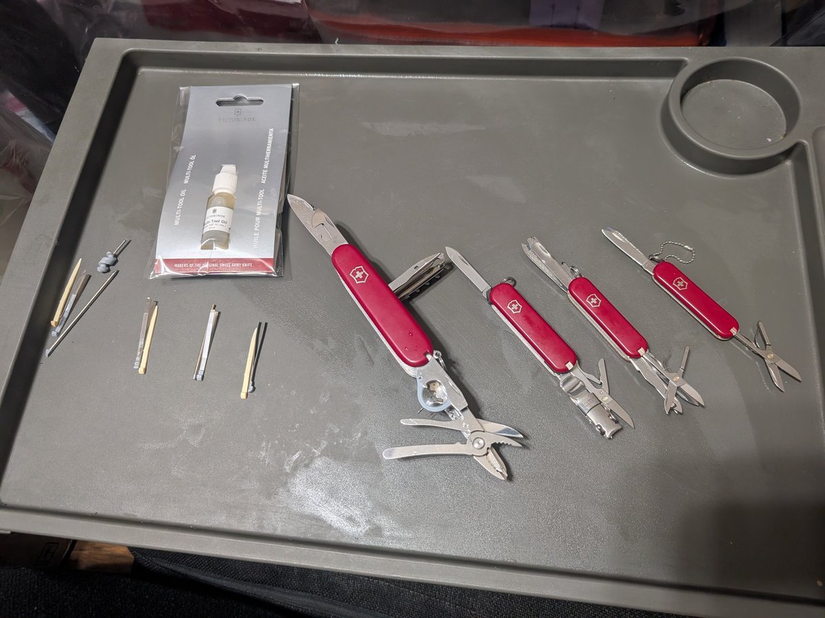 mk_sea's tweet photo. メンテナンスオイルやっと手に入ったので、研いでぬるま湯で洗って乾き待ち

#VICTORINOX https://t.co/shyr9zX3JZ